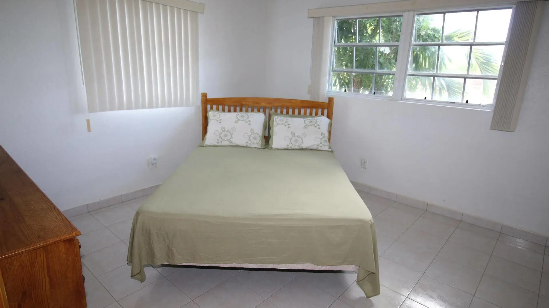 Bootle Bay Garden Cottage West End 3*,